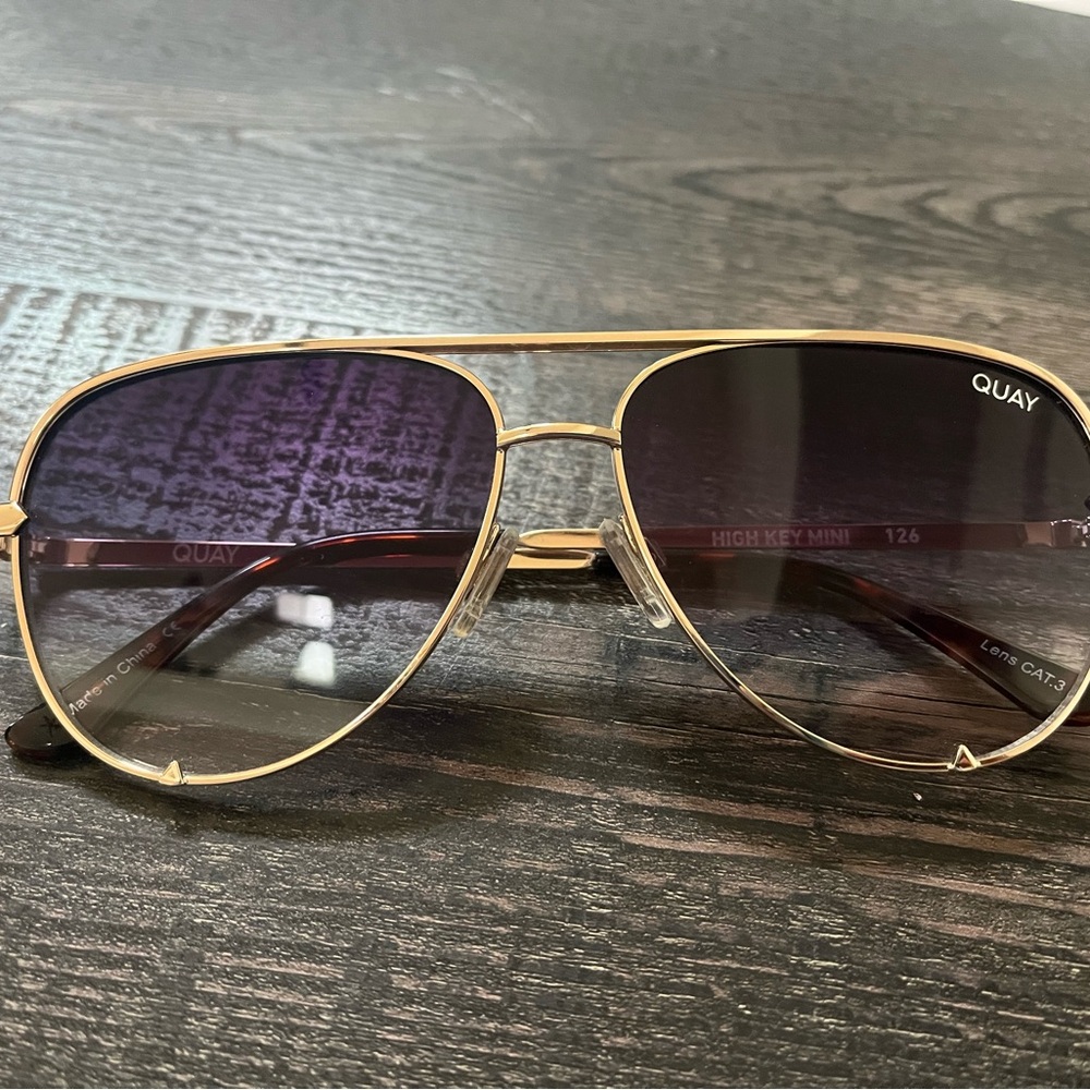 Quay Australia aviator sunglasses. Like new. Gradient lens with gold frames